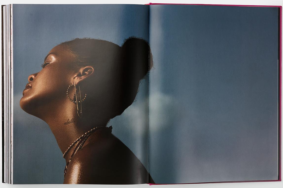 The Rihanna Book: Рианна объявила о выпуске визуальной автобиографии, которая будет состоять исключительно из фотографий