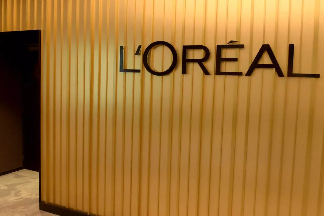 Компания L'Oreal намерена убрать прилагательные «белый», «светлый» и «осветляющий» из названий всех продуктов для ухода за кожей