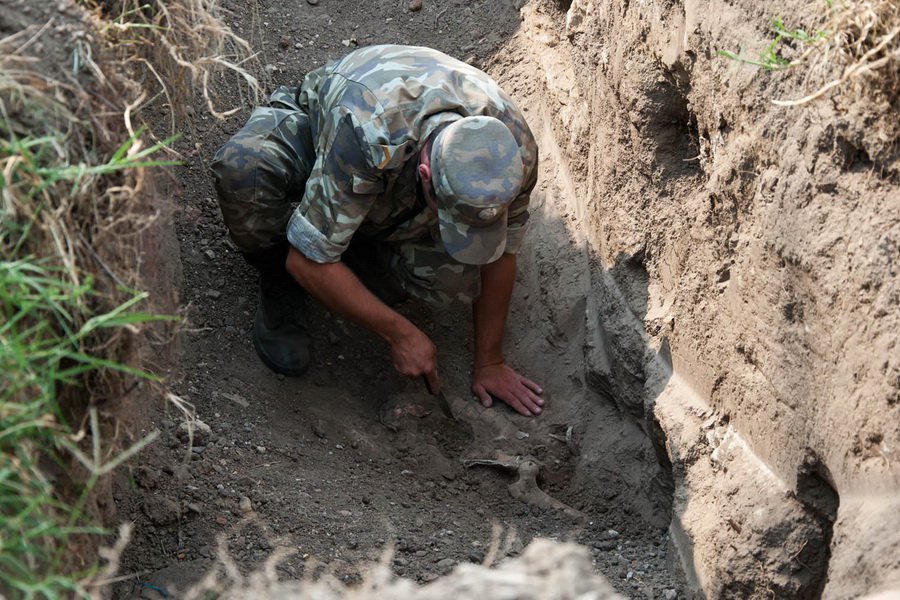 Иранские крестьяне во время полевых работ случайно нашли и вскрыли таинственную 3000-летнюю гробницу
