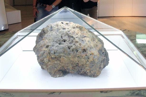 Мистика: челябинский метеорит попытался «сбежать» из музея