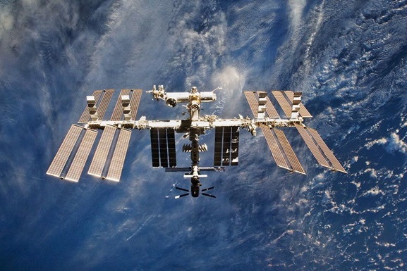 Часть Международной космической станции оказалась повреждена космическим мусором