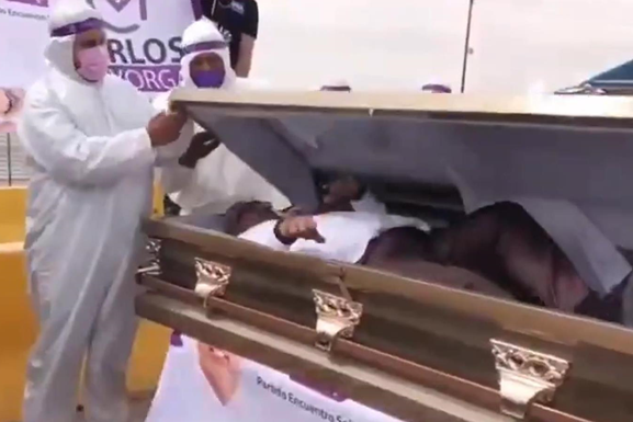 Мексиканский политик лег в гроб на встрече с избирателями