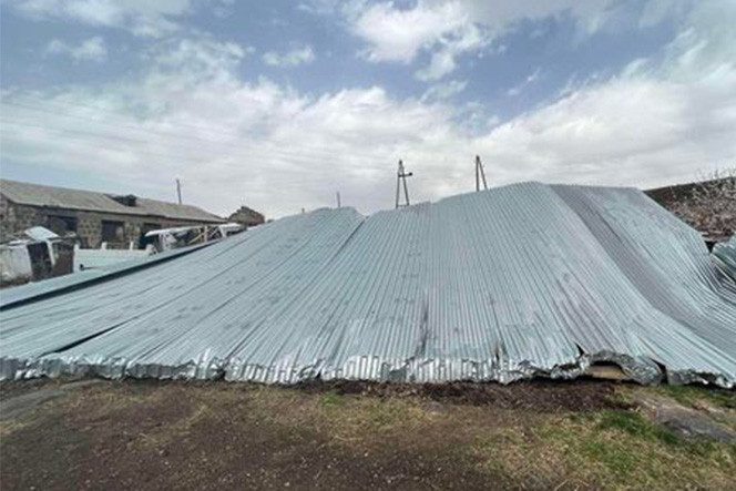 Сильный ветер повредил крыши и деревья в Ереване и областях Армении