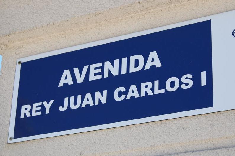 Десятки муниципалитетов по всей Испании переименовывают свои улицы, названные в честь бывшего короля Хуана Карлоса I