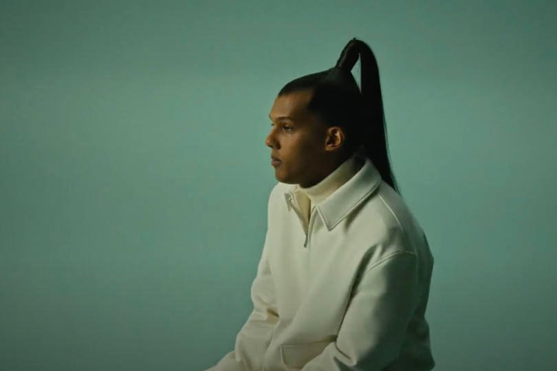 Бельгийский певец Stromae представил новый трек «L’enfer» и клип на него