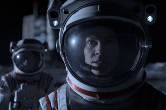 Netflix опубликовал трейлер драматического сериала о космосе «Вдали» с Хилари Суонк