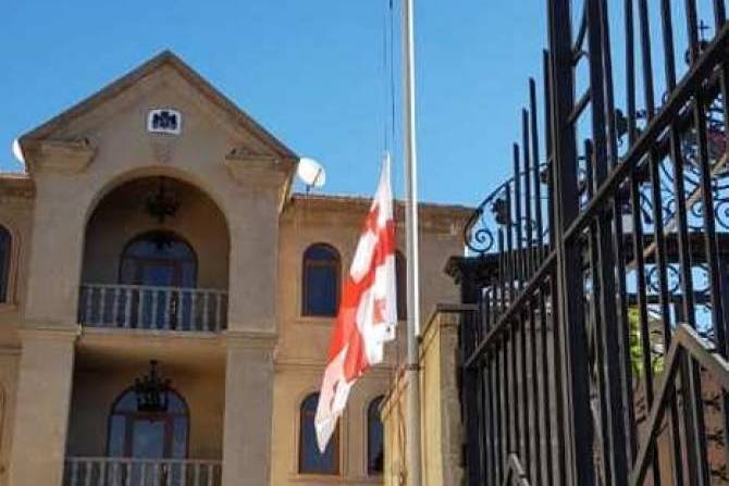 Над посольством Грузии в Армении приспущен государственный флаг в память о погибших в ДТП