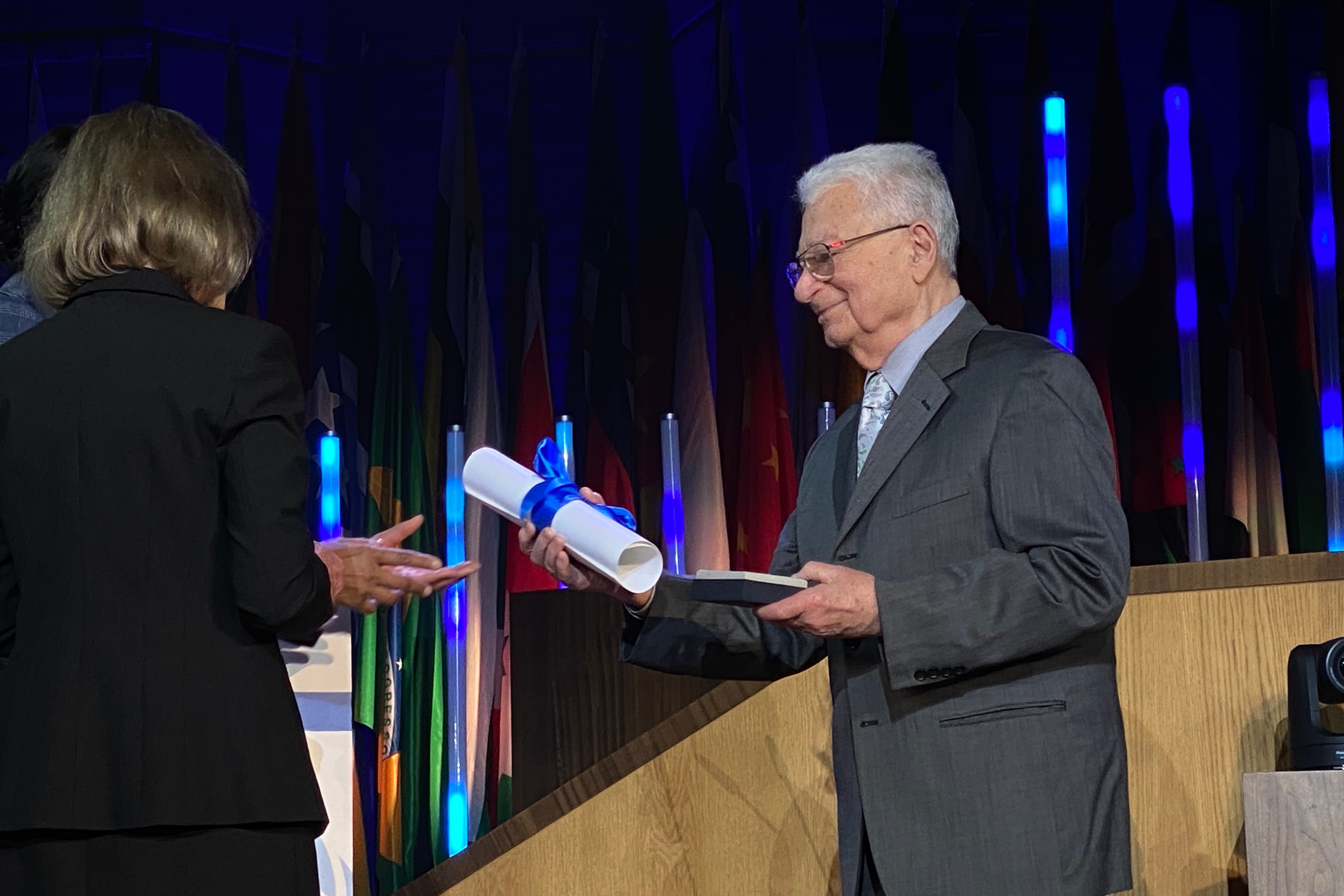 «Медаль номер один»: ученому Юрию Оганесяну в Париже вручили премию ЮНЕСКО в области фундаментальных наук