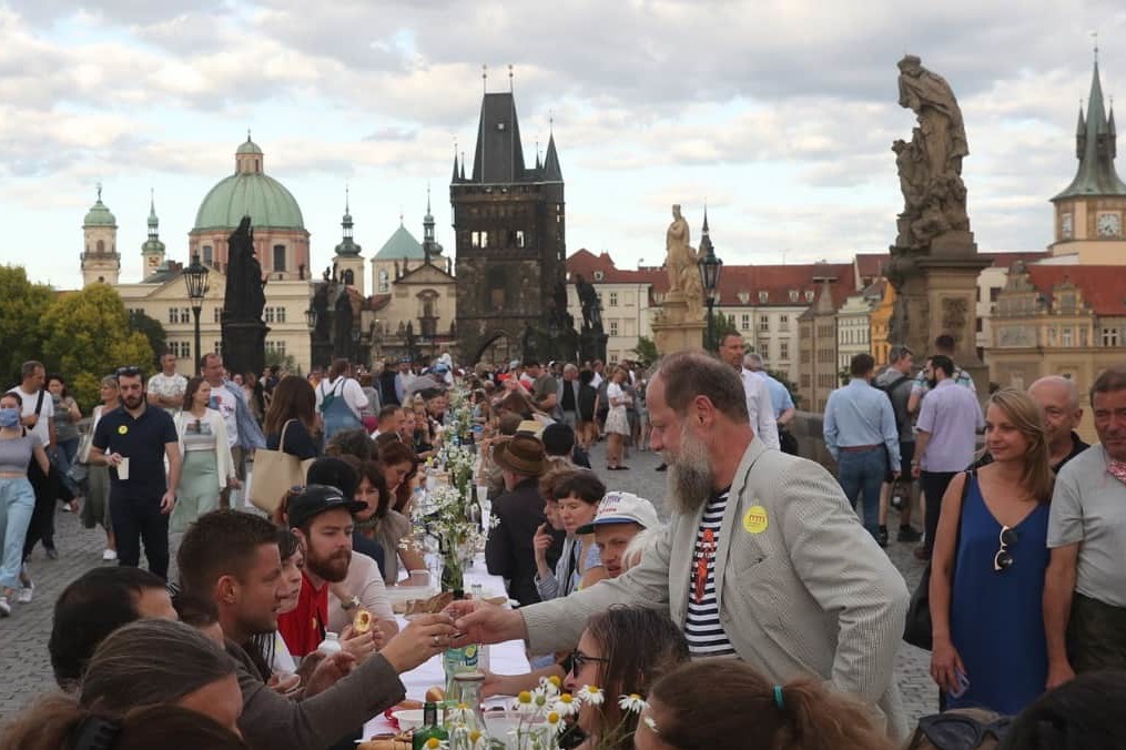 В центре чешской столицы провели вечеринку, чтобы «символически попрощаться» с коронавирусом