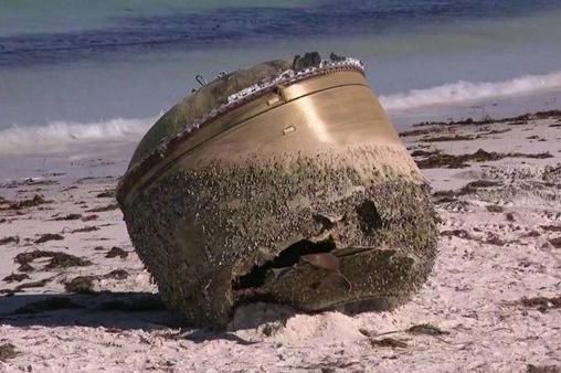 Полиция Австралии озадачена: на побережье страны выбросило непонятный металлический объект