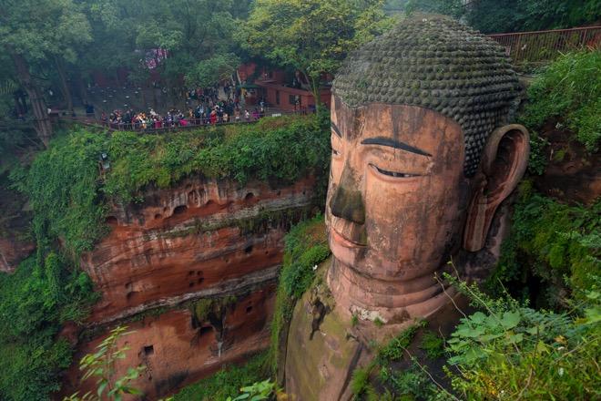 Завершена реставрация самой большой каменной статуи Будды в мире