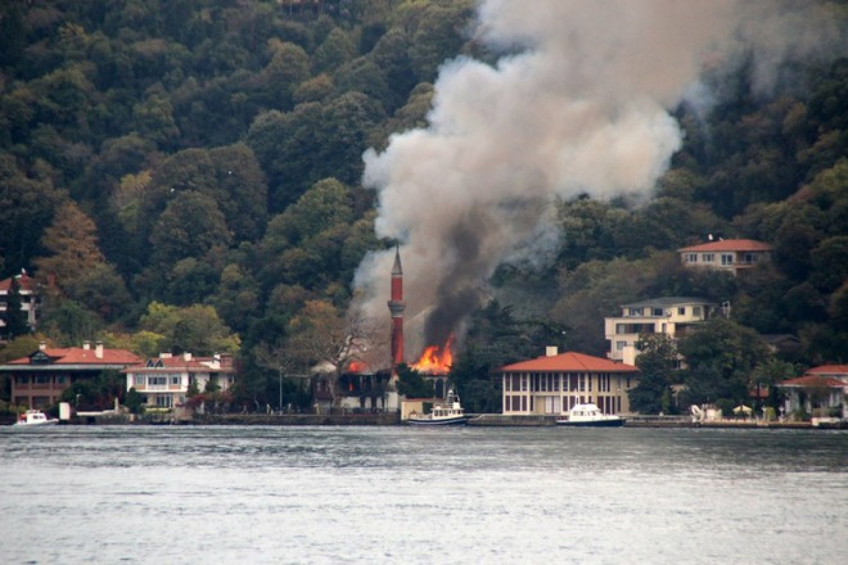 В стамбульской мечети 17 века вспыхнул крупный пожар