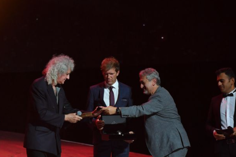 За большой вклад в популяризацию науки: Брайан Мэй в Ереване награжден медалью имени Стивена Хокинга