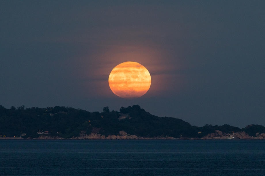 Уникальное полнолуние: в ночь на 23 августа над Землей взошла «осетровая» Луна