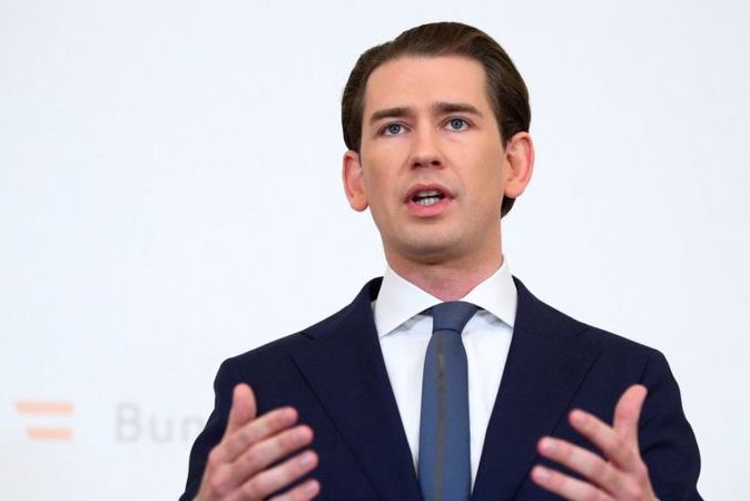 Обвиненный в коррупции канцлер Австрии уходит в отставку