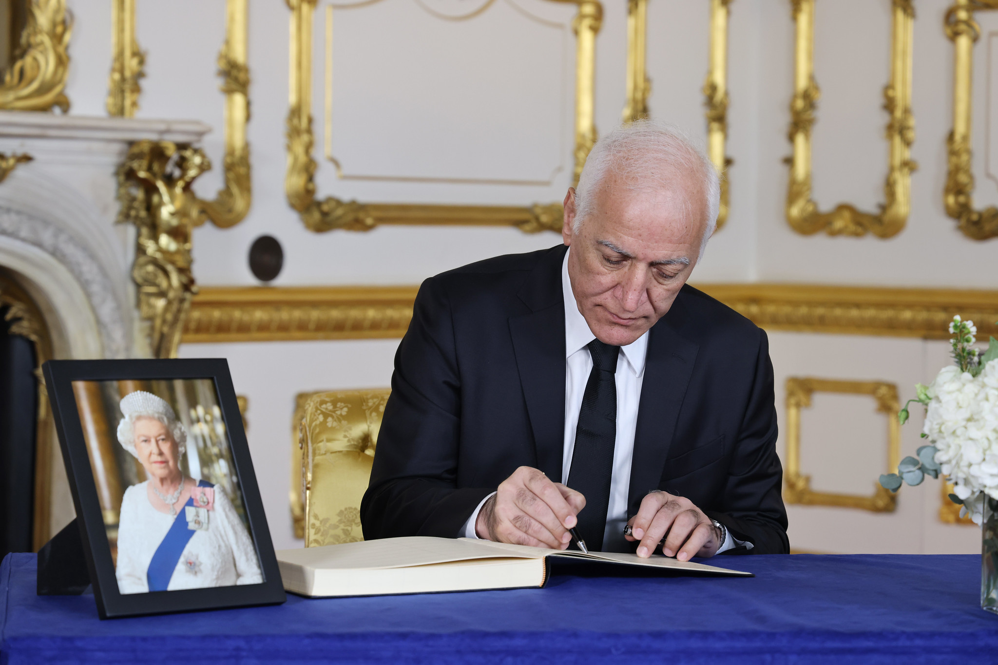 ՀՀ նախագահը ներկա է գտնվել Եղիսաբեթ թագուհու հուղարկավորության պետական արարողությանը, գրառում կատարել սգո մատյանում