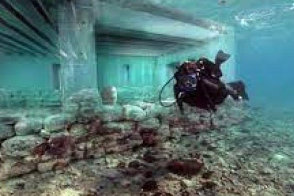 Одно из важнейших мест в греческой истории: археологи показали кадры самого старого подводного города в мире