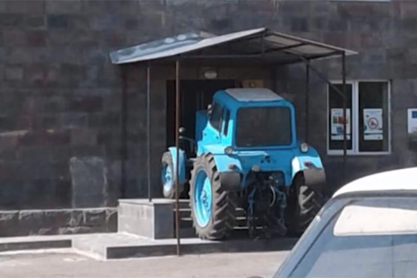 В Армении трактором заблокировали здание муниципалитета