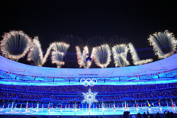 День в фотографиях: церемония закрытия XXIV зимних Олимпийских игр в Пекине