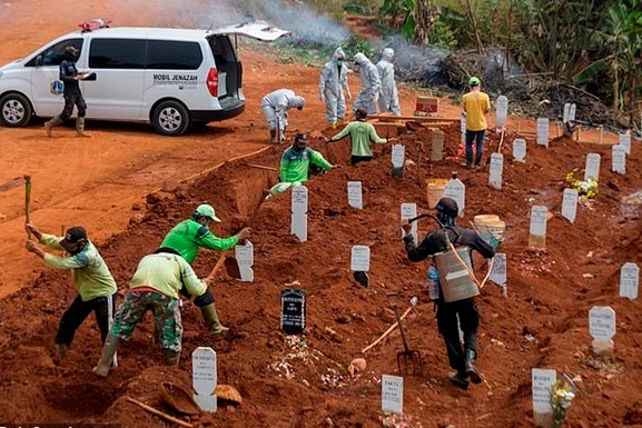 «В целях профилактики»: в Индонезии тех, кто не верит в COVID-19, отправляют копать могилы