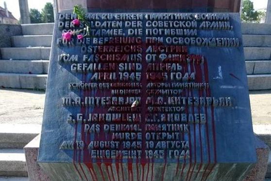 В Вене в канун Дня Победы вандалы уже во второй раз залили краской памятник советским солдатам 