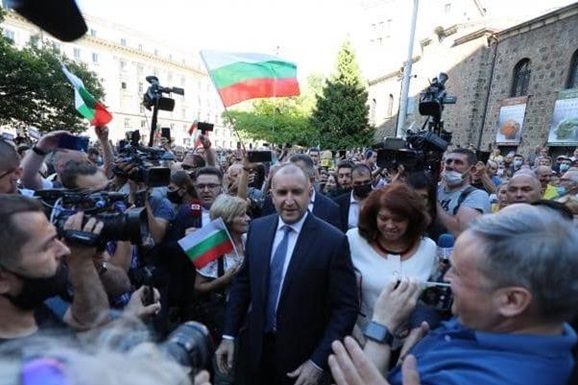 Президент Болгарии возглавил антиправительственный протест после ареста своих помощников