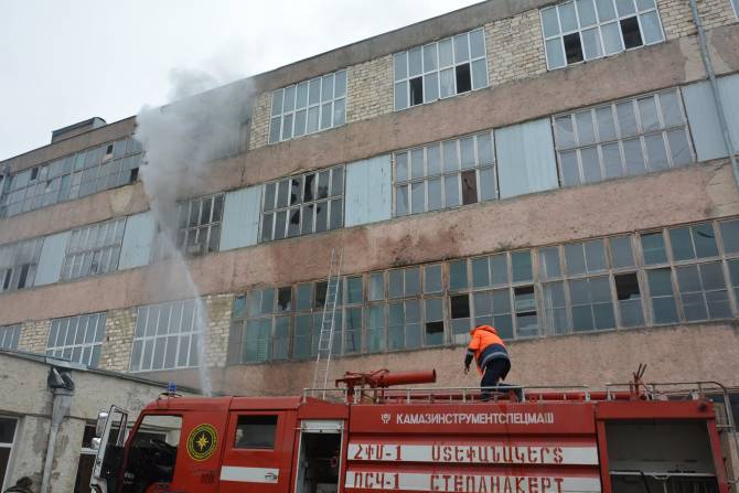 В Степанакертском швейном и обувном цехе вспыхнул пожар