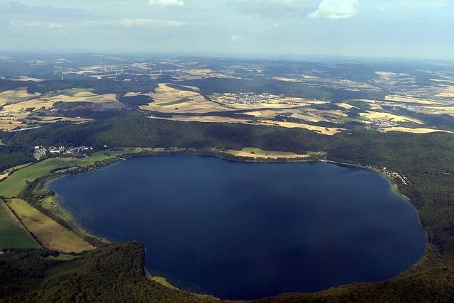 Считавшееся спящим вулканическое поле на западе Германии проявляет заметную активность