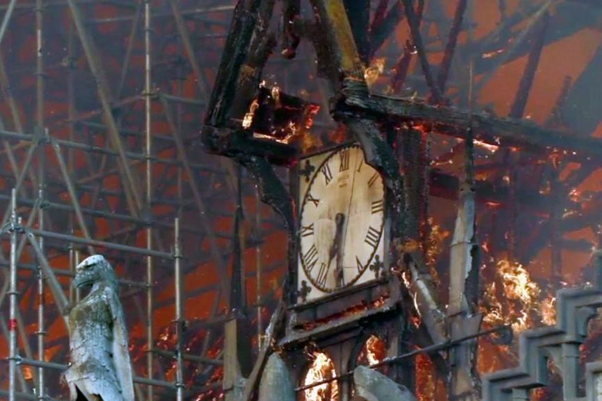 В Париже на чердаке случайно нашли почти копию сгоревших часов Нотр-Дама