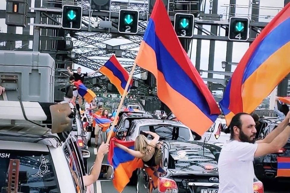 В Сиднее армяне перекрыли мост в знак протеста против молчания Австралии в связи агрессией Азербайджана и Турции против Арцаха