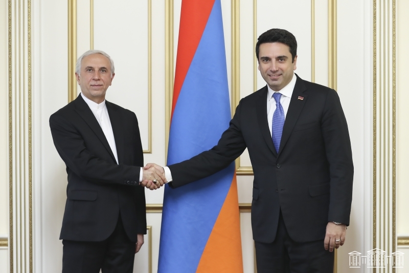 Спикер парламента Армении обсудил с послом Ирана ситуацию на дороге Горис-Капан