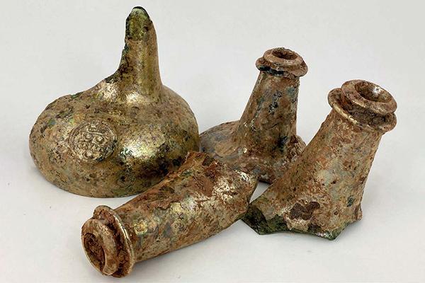 Рабочий случайно нашел на стройке инкрустированные золотом винные бутылки XVII века: они выставлены на аукцион по баснословной цене 