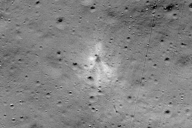 Спутник NASA нашел на Луне обломки индийского ровера Vikram