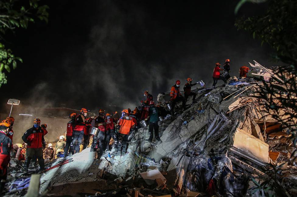 Спасатели более 20 часов ищут выживших под завалами в Измире