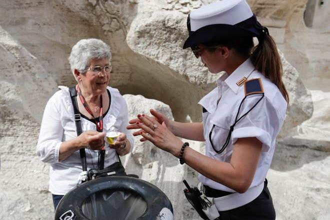 Приспособиться к потребностям современного обществ: власти Рима расширили список запретов для туристов
