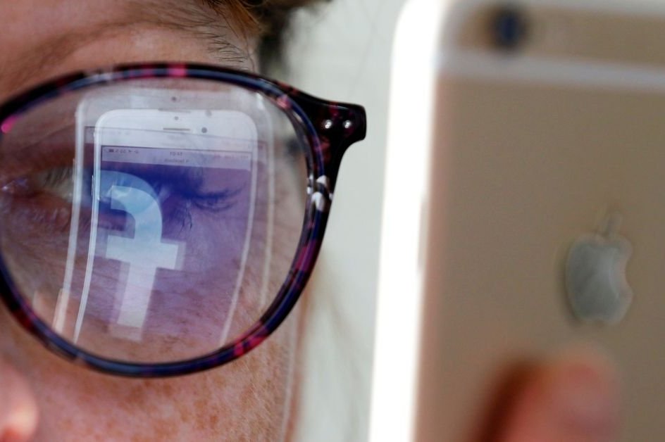 Facebook и Instagram попросили пользователей поделиться личными данными, иначе станут платными