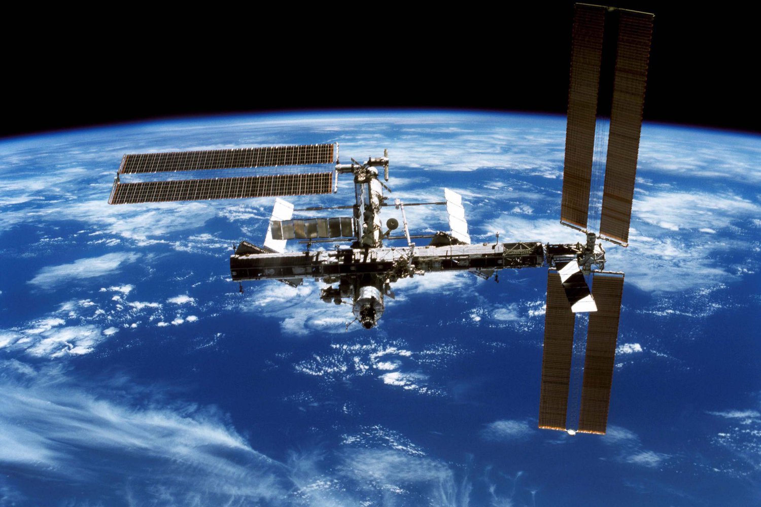 На орбите Земли стало чуть больше космического мусора: aстронавт потерял зеркало во время выхода в открытый космос