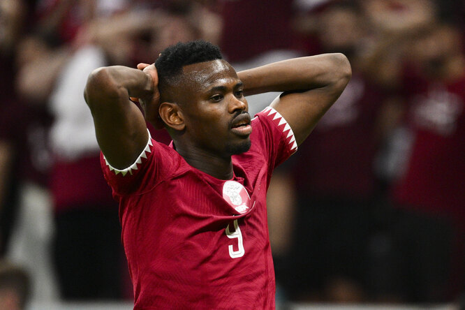 Катар стал первым за всю 92-летнюю историю ЧМ по футболу хозяином турнира, проигравшим матч открытия