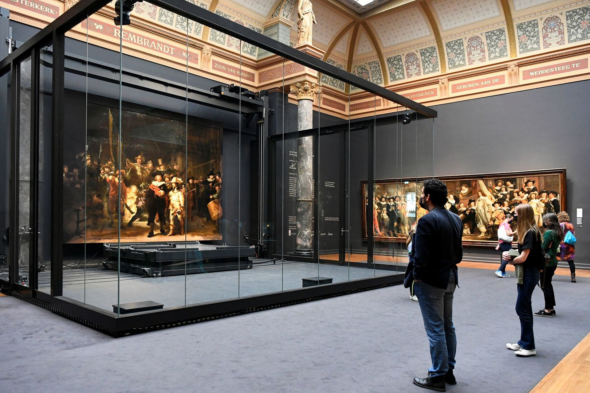 Нидерландский Рейксмузеум опубликовал «самое детальное» фото картины Рембрандта «Ночной дозор» с разрешением 717 гигапикселей