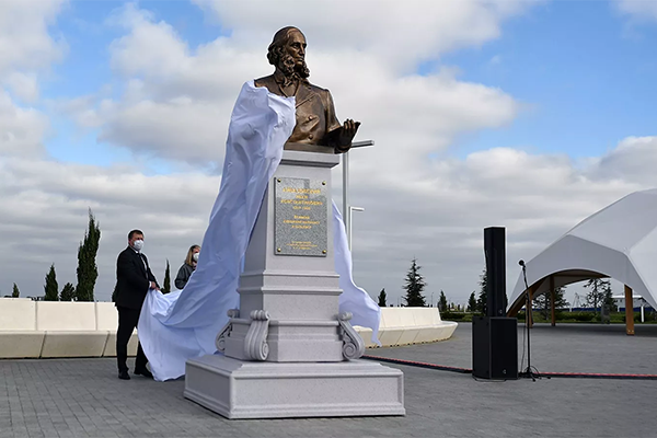 Памятник Айвазовскому открыли на площади у аэропорта Симферополя, который носит имя великого мариниста 