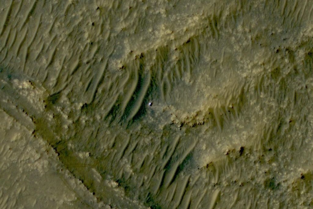 Маленькая белая точка в бескрайней пустыне: марсоход Perseverance сфотографировали с орбиты