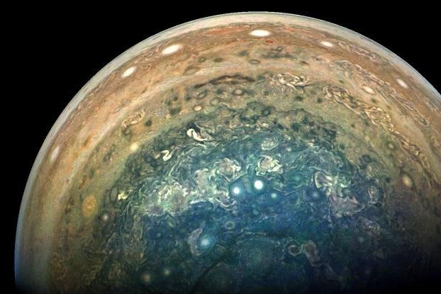 Уникальное явление на Юпитере, не встречающееся больше нигде в Солнечной системе: 7 штормов образовали правильный шестиугольник   