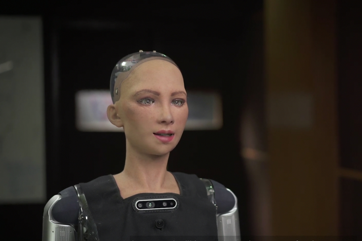 За 688 тысяч долларов: на аукционе продали «автопортрет» робота Софии 