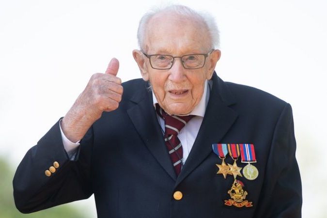 В Британии от Covid-19 умер 100-летний ветеран Том Мур, собравший миллионы на борьбу с коронавирусом