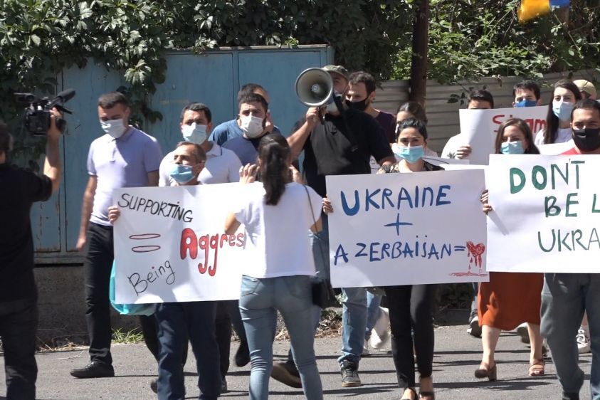 «Ուկրաինա, մի´ աջակցիր ագրեսորին». դաշնակցական երիտասարդները բողոքի ակցիա են իրականացրել Երևանում Ուկրաինայի դեսպանատան դիմաց
