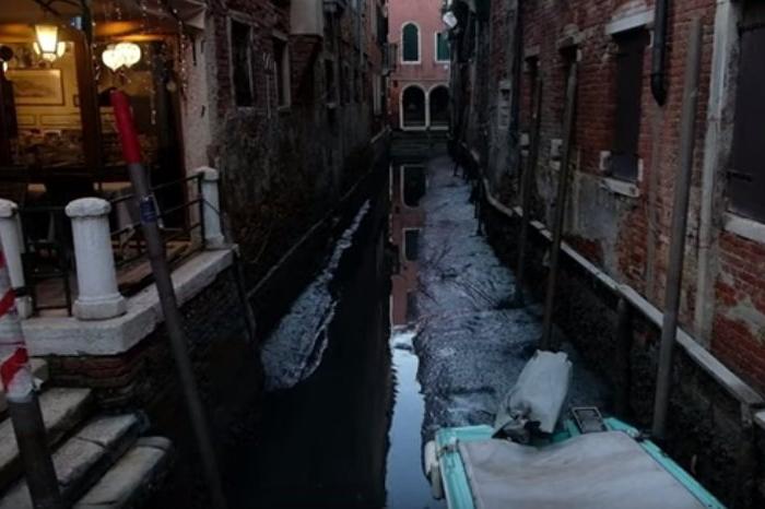 Спустя всего два месяца после наводнения: венецианские каналы обмелели, передвижение на лодках стало невозможным
