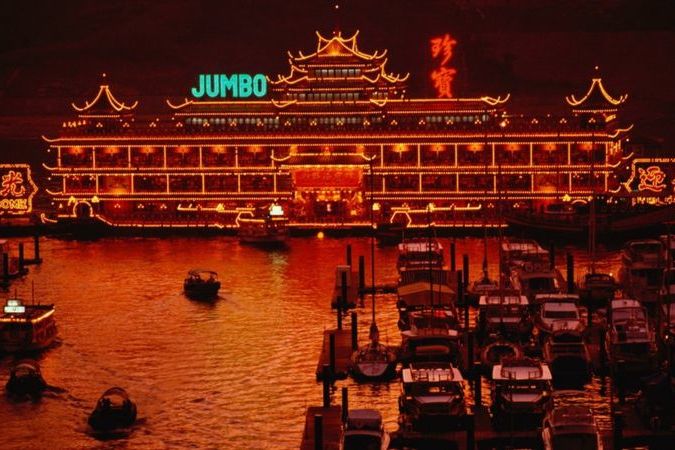 Один из символов Гонконга – легендарный плавучий ресторан Jumbo, перевернулся и затонул при буксировке