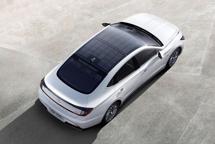Автомобиль будущего: Hyundai выпустила новую гибридную Sonata, оснащенную солнечной крышей