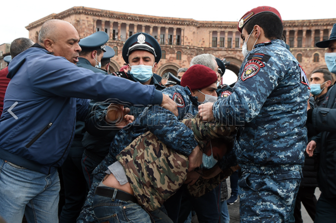 Акция протеста у здания правительства Армении: полиция начала оттеснять демонстрантов