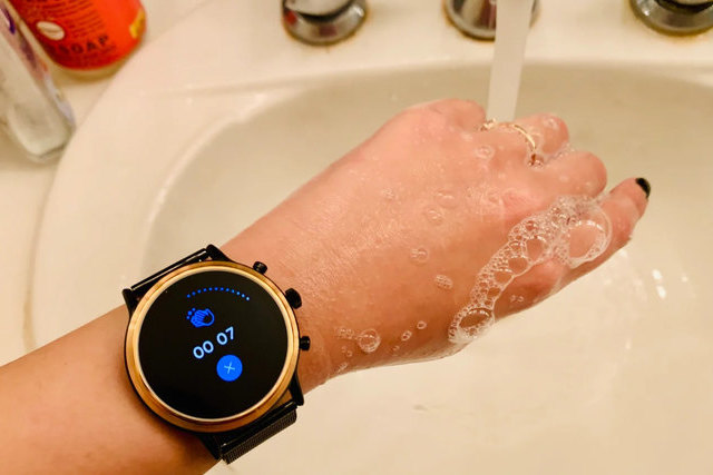 Новое обновление для «умных часов» от Google будет регулярно напоминать о том, как важно мыть руки, и даже похвалит за усердие 